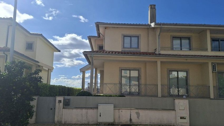 Imagem Fachada de  moradia geminada em Rua da Vinha, 7
