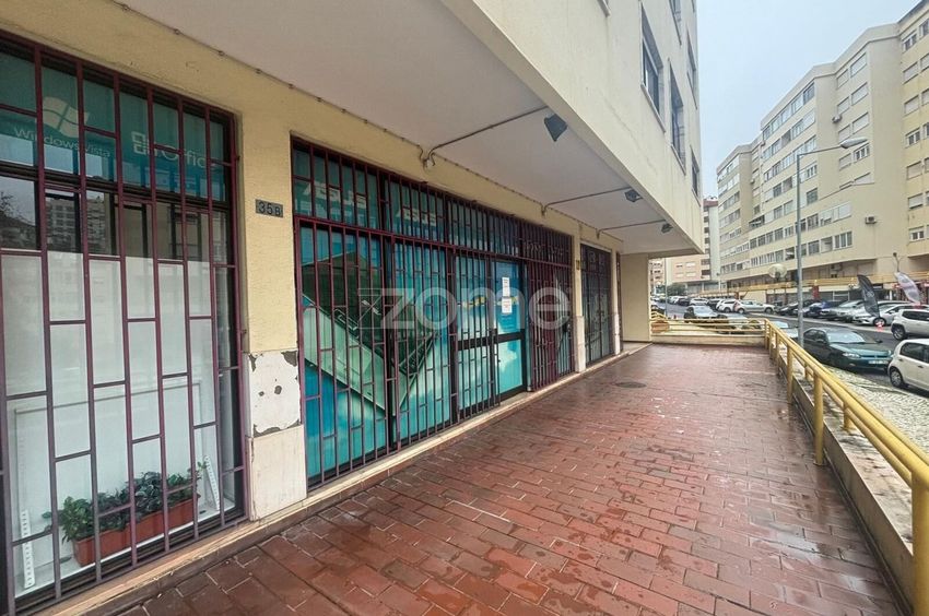 Imagem Fachada de espaço comercial em Rua Jorge Barradas, 35