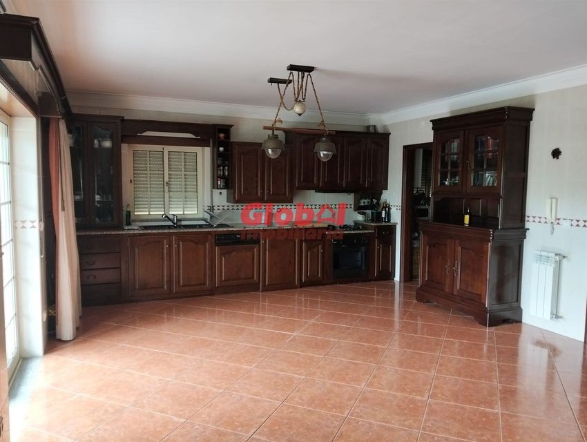 Imagem Cozinha de  moradia geminada em São João de Lourosa