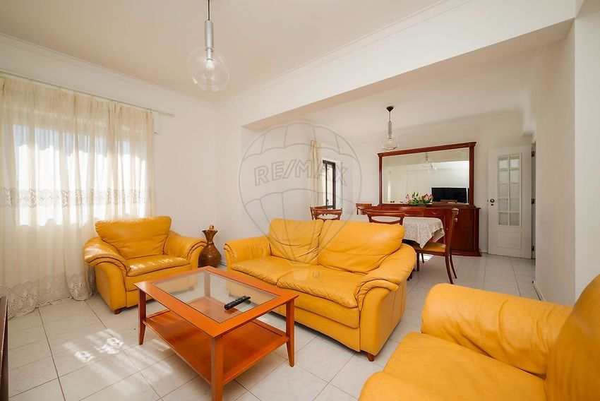 Imagem Sala de estar de apartamento t3 em Rua António Sérgio