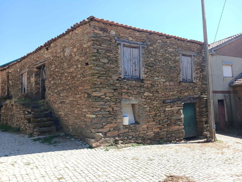 Imagem Fachada de  casa de aldeia em Rua do Meio, 13