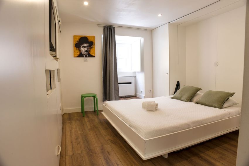 Imagem Quarto de apartamento t0 em Rua da Bica de Duarte Belo, 2