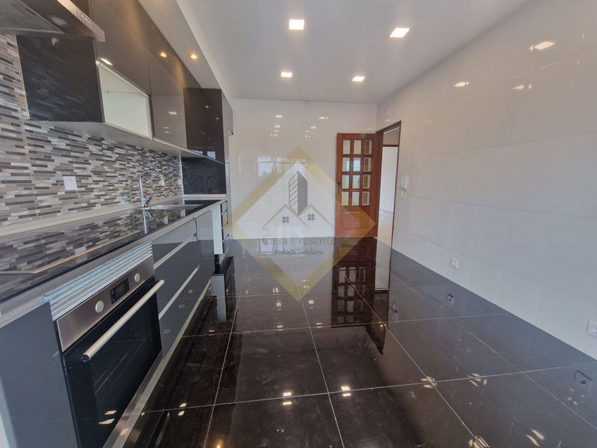 Imagem Cozinha de apartamento t3 em Paços de Brandão