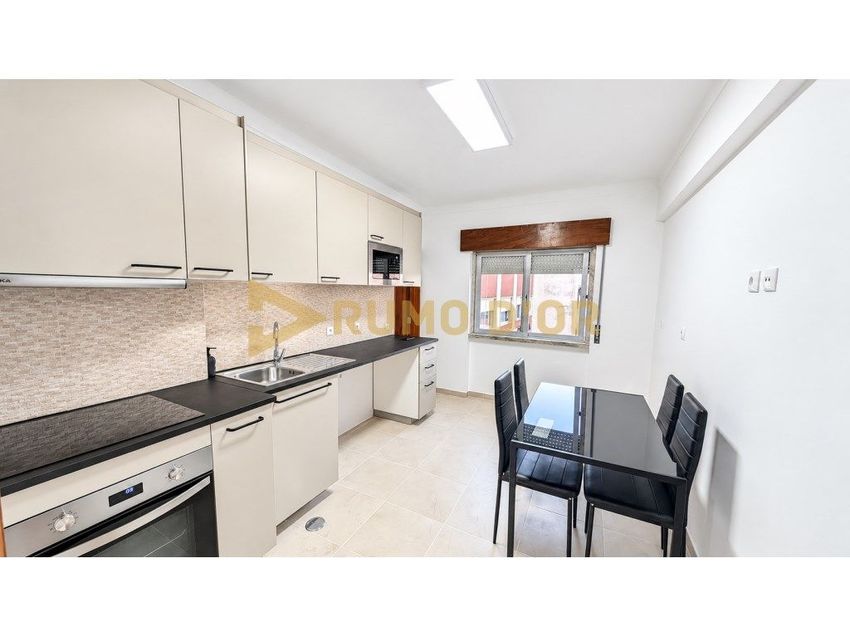 Imagem Cozinha de apartamento t2 em Rua Doutor Jorge António de Carvalho, 6