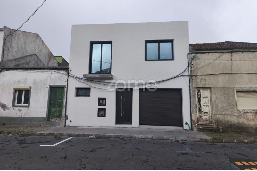 Imagem Fachada de  moradia geminada em Ponta Delgada (Santa Clara)