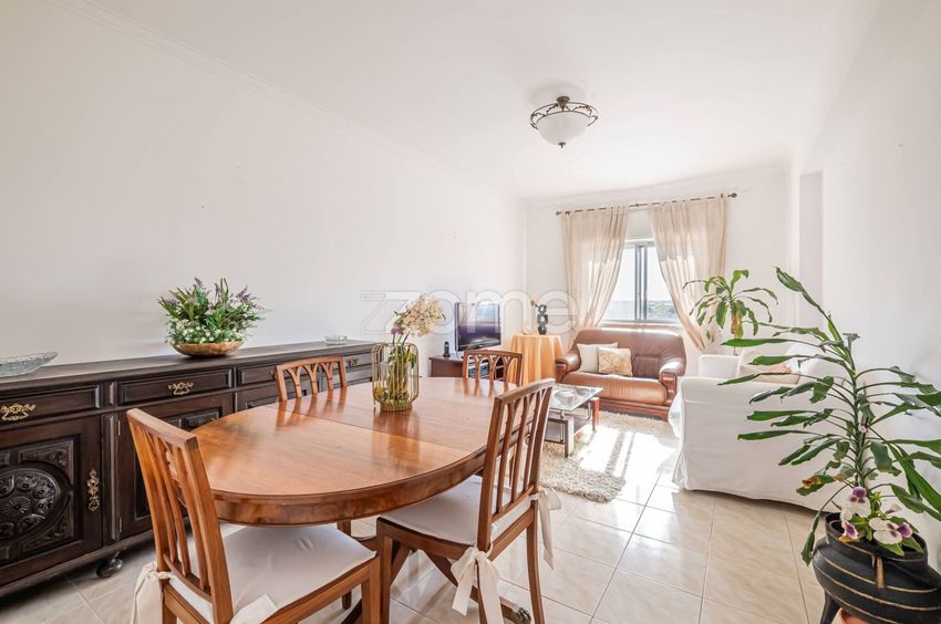 Imagem Sala de estar de apartamento t3 em Rua Cidade da Praia, 13