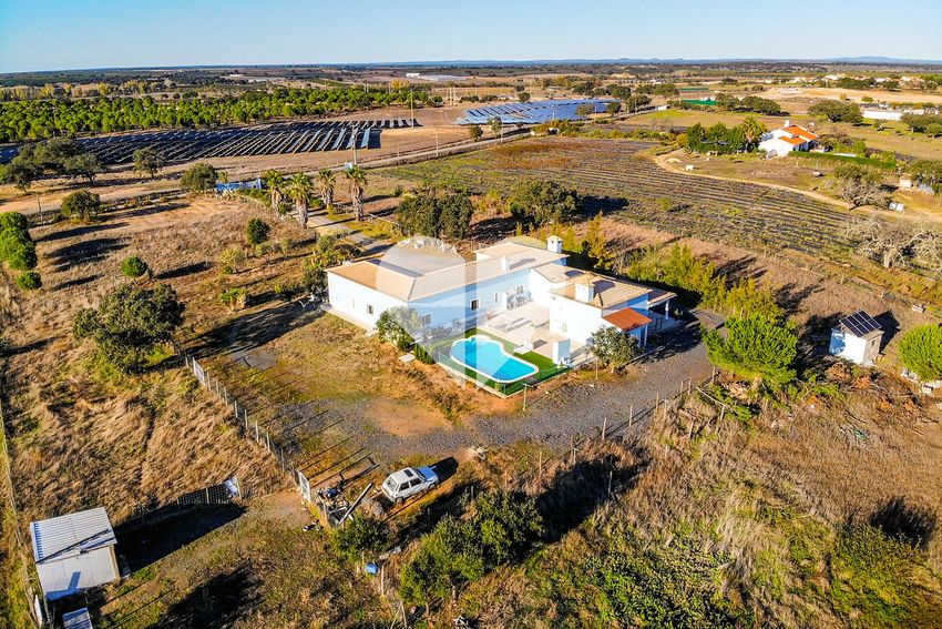 Imagem Piscina de  quinta em Quinta do Vale , Caminho Municipal 1025, 1025