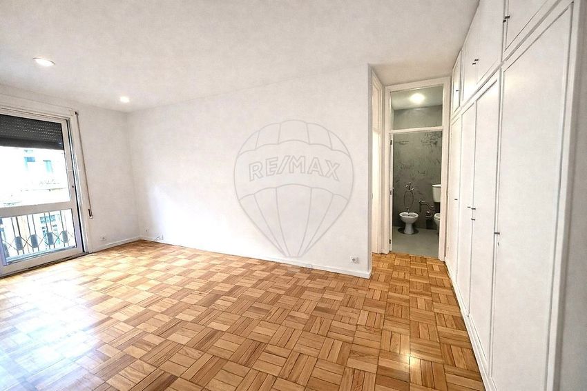Imagem Divisão de apartamento t1 em Rua de Vale Formoso