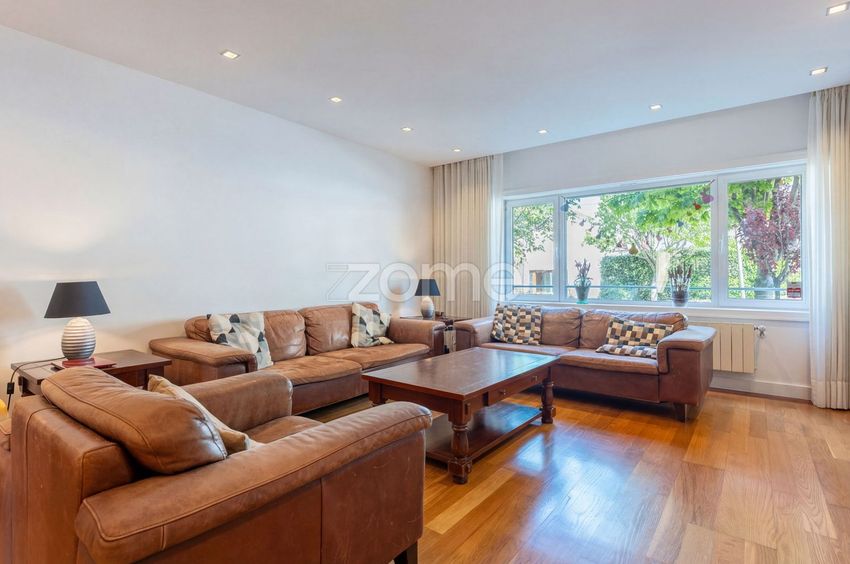 Imagem Sala de estar de apartamento t4 em Rua Dom Domingos Pinho Brandão, 32