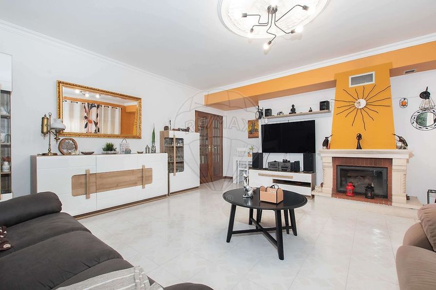 Imagem Sala de estar de apartamento t4 em Avenida Infante Dom Pedro