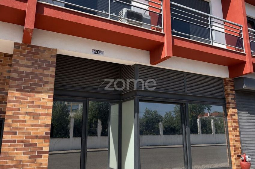 Imagem Fachada de espaço comercial em Rua Casalinho da Ajuda, 20