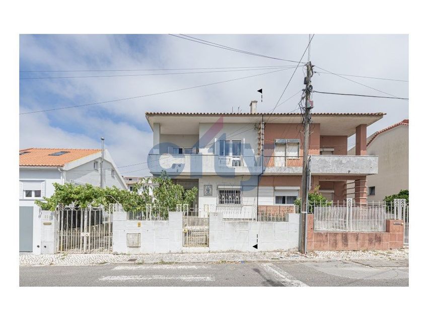 Imagem Fachada de  moradia geminada em Rua Almeida Garrett