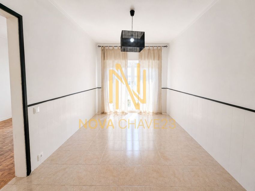 Imagem Sala de estar de apartamento t4 em Rua Bernardo Santareno, 15