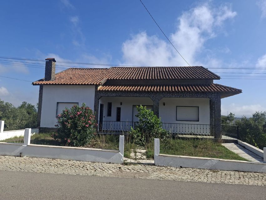 Imagem Fachada de  moradia independente em Penela s/n