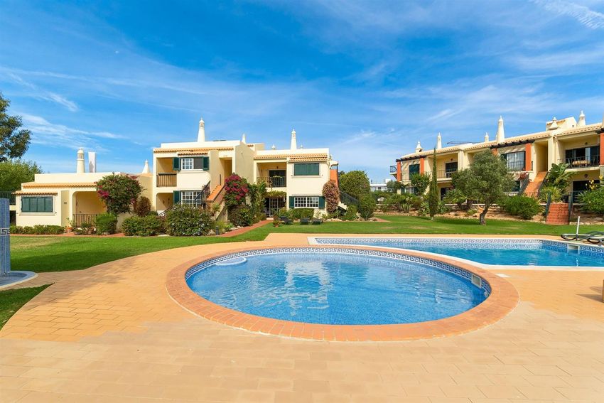 Imagem Piscina de apartamento t2 em Rua do Clube Carvoeiro, 152