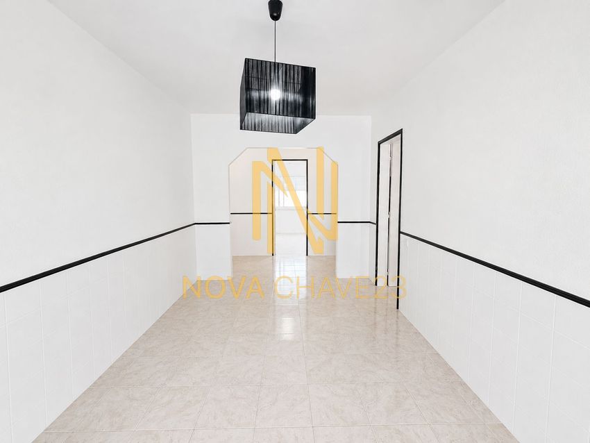 Imagem Sala de estar de apartamento t4 em Rua Bernardo Santareno, 15