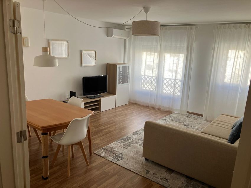 Imagem Sala de estar de quarto em Rua Fernando Lopes Graça, 379