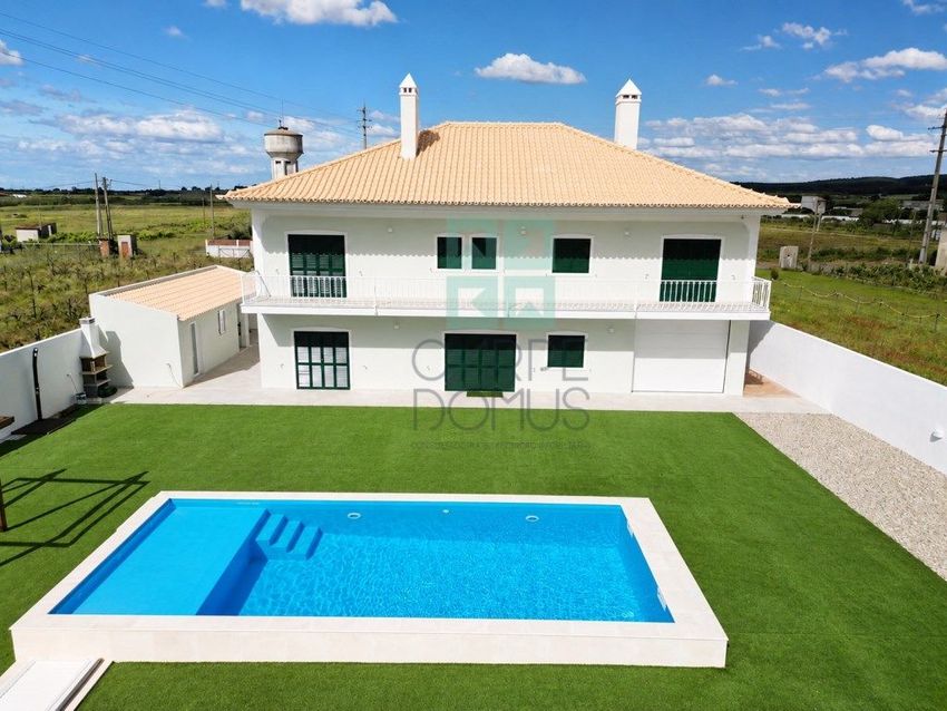 Imagem Piscina de  moradia independente em Alpiarça