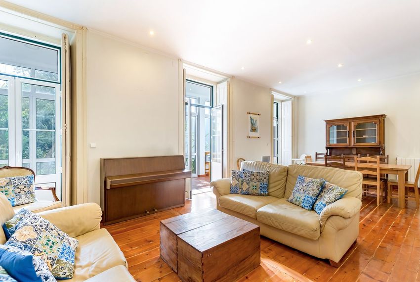Imagem Sala de estar de apartamento t5 em Rua Sousa Martins, 11