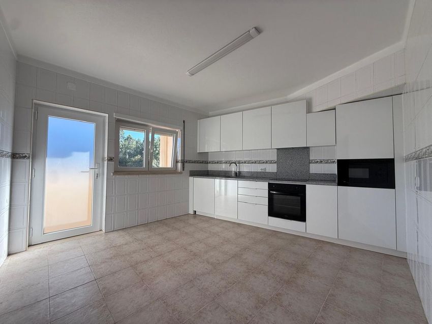 Imagem Cozinha de apartamento t2 em Estrada Nossa Senhora de Fátima, 41