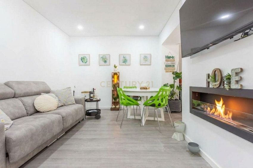 Imagem Sala de estar de apartamento t3 em Rua Júlio Diniz, 34