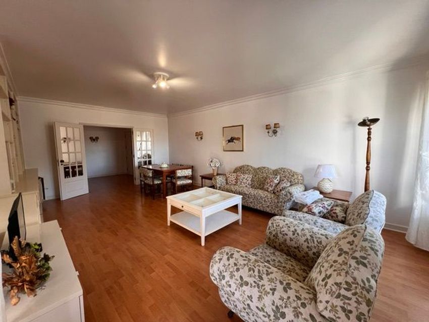 Imagem Sala de estar de apartamento t3 em Rua Sacadura Cabral
