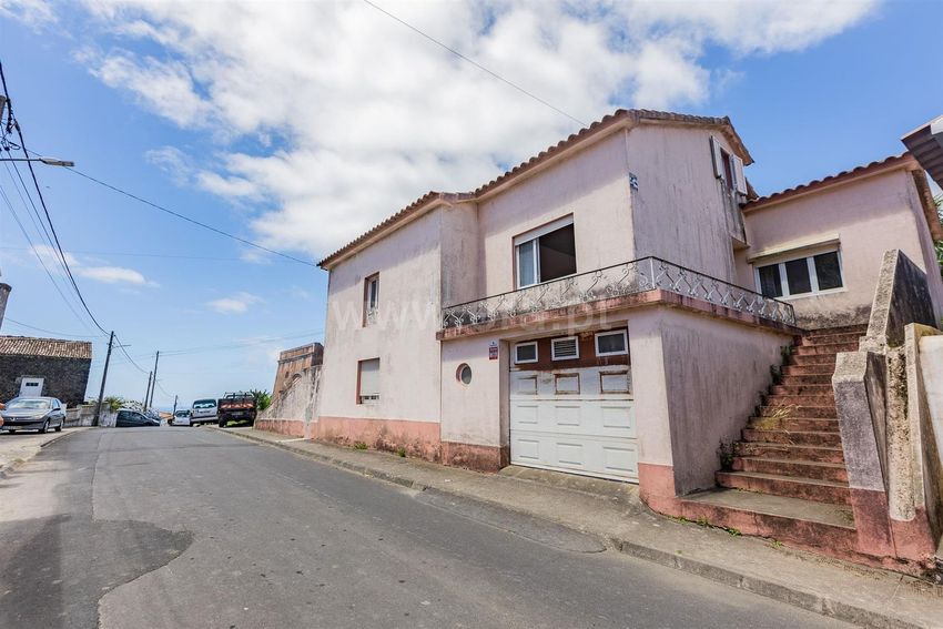 Imagem Fachada de  moradia independente em R. do Moio