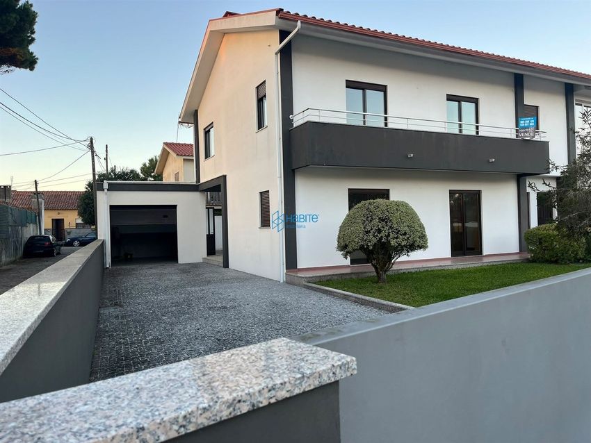 Imagem Garagem de  moradia geminada em Fão