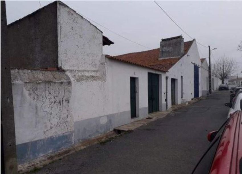 Imagem Fachada de  moradia em banda em Alvito