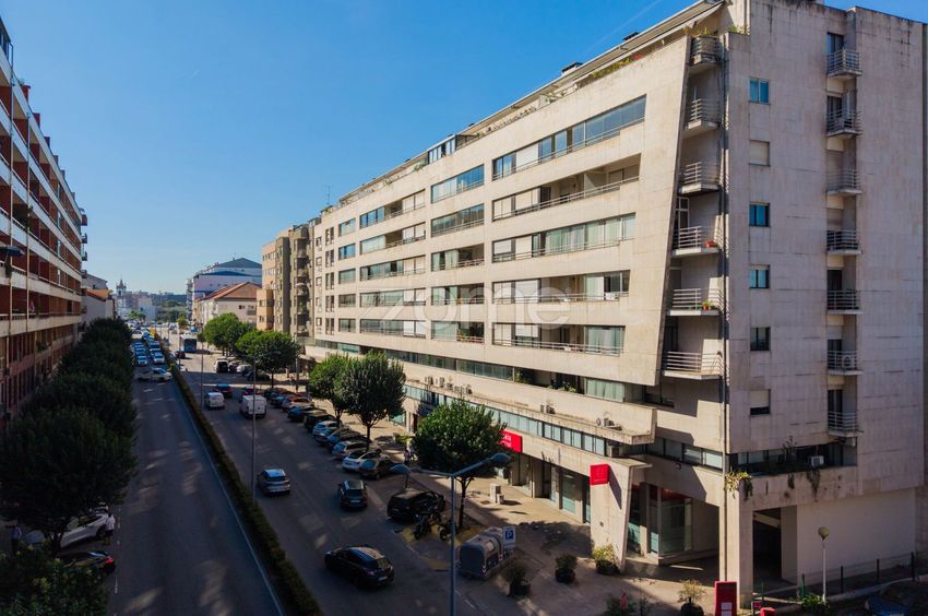 Imagem Detalhes de apartamento t4 em Rua de Caires, 301