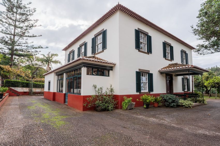 Imagem Fachada de  moradia independente em Caminho do Regedor