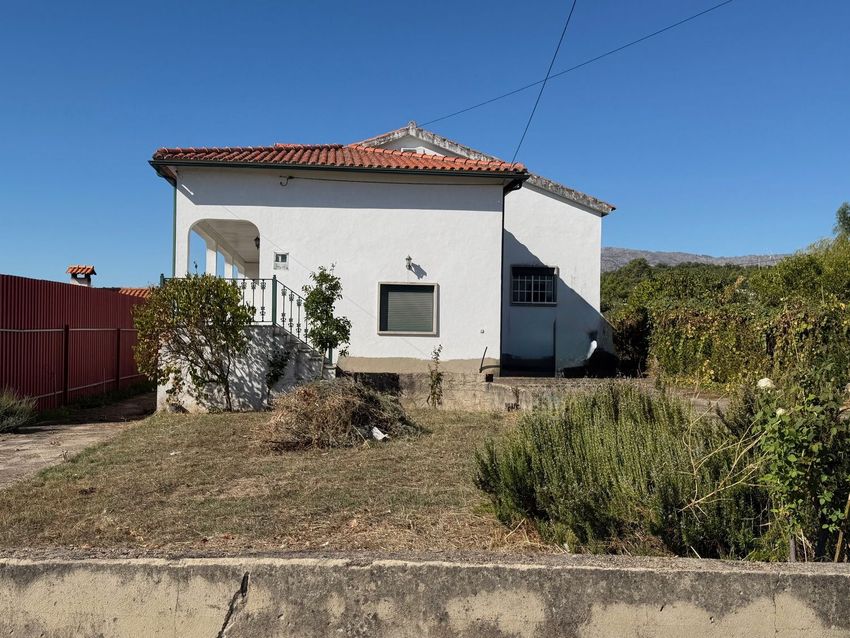 Imagem Fachada de  moradia independente em Póvoa de Atalaia e Atalaia do Campo
