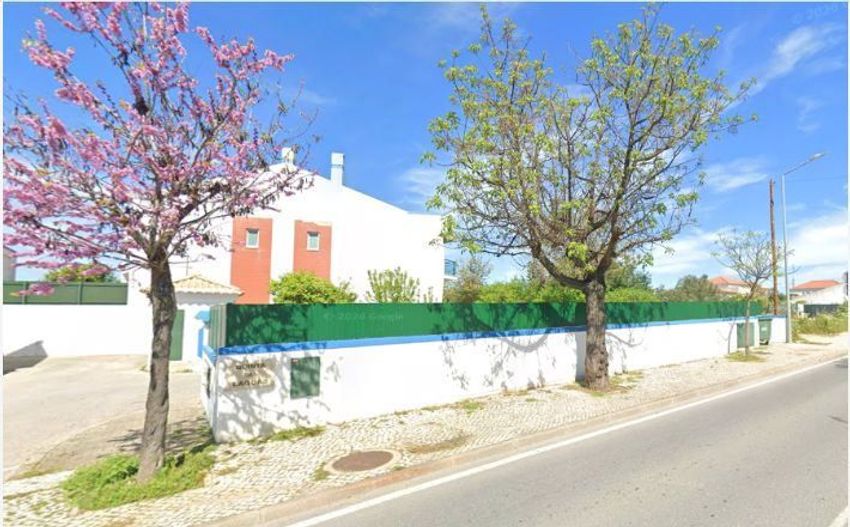 Imagem Fachada de  moradia geminada em Ferreiras