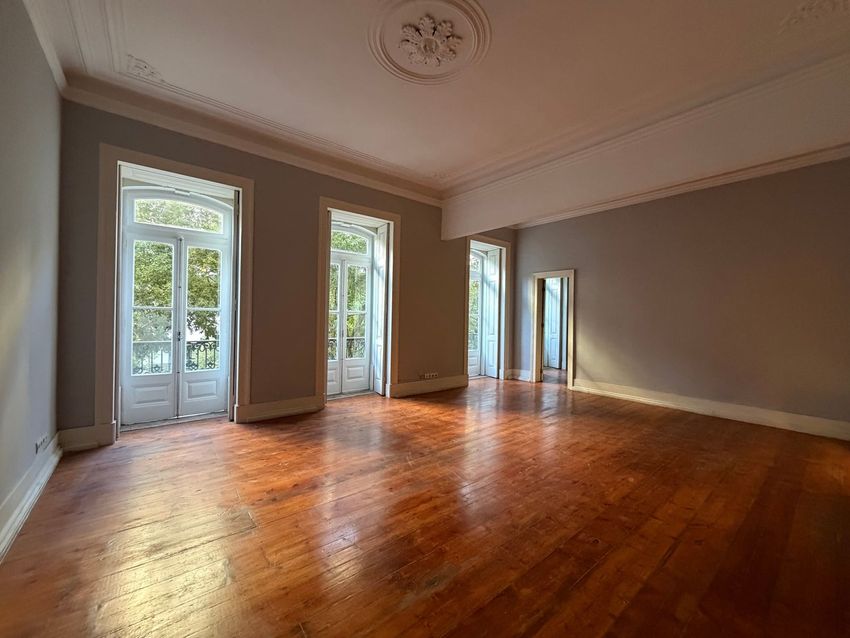 Imagem Sala de estar de apartamento t3 em Rua Alexandre Herculano