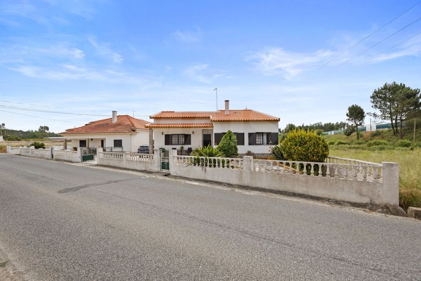 Imagem Fachada de  casa ou moradia em Olho Marinho
