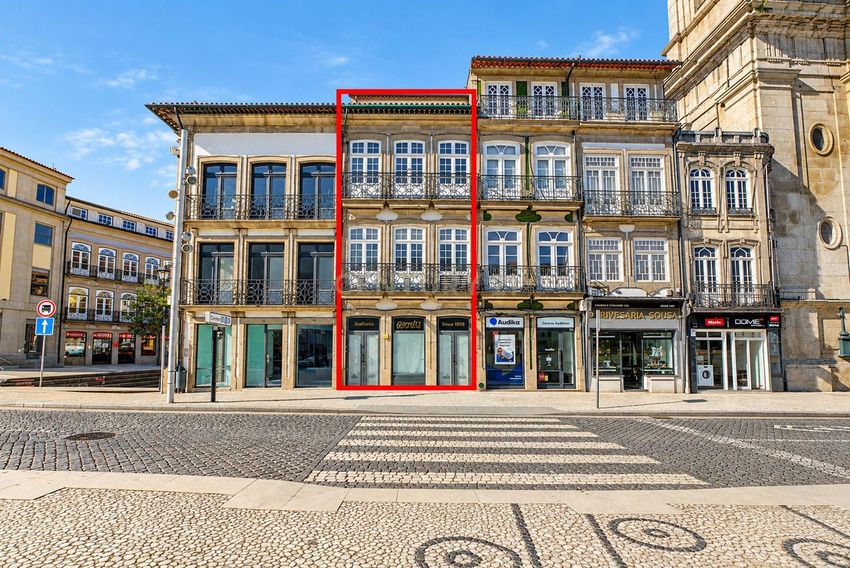 Imagem Vistas de prédio em Largo do Toural, 87