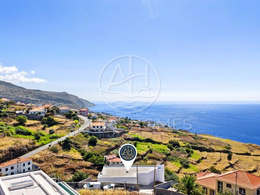 Imagem Fachada de  moradia independente em Estreito da Calheta