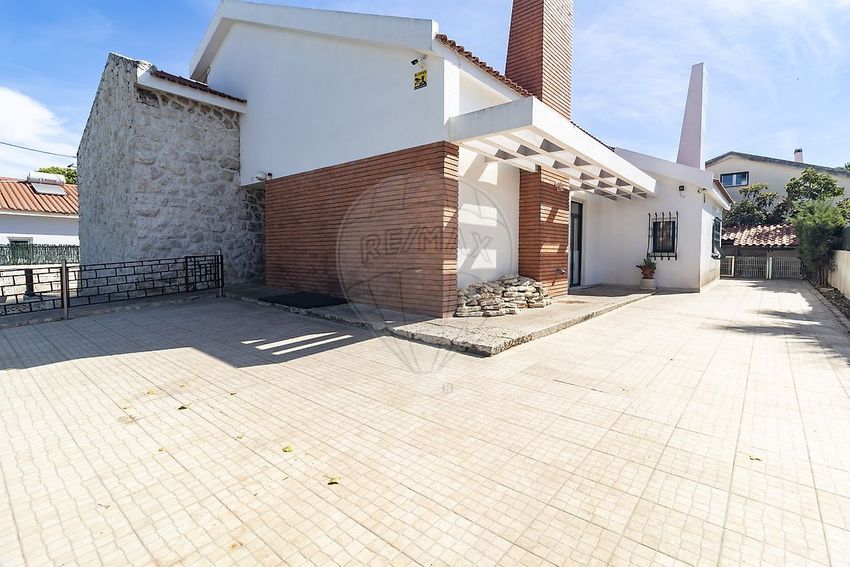 Imagem Fachada de  moradia independente em Quinta da Fonte, 10