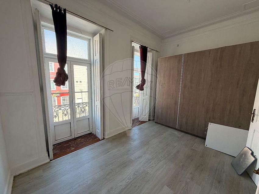 Imagem Divisão de apartamento t4 em Dafundo