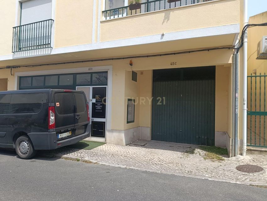 Imagem Fachada de garagem em Rua Almeida Garret, 45