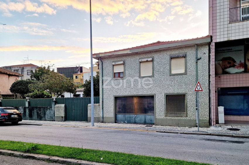 Imagem Fachada de  moradia independente em Rua Visconde de São João da Madeira, 1991