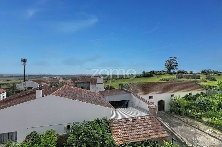 Imagem Vistas de  moradia independente em Largo Almeida Garrett, 18