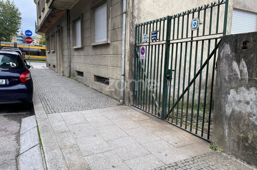 Imagem Entrada / saída de garagem em Rua Parque da República, 21