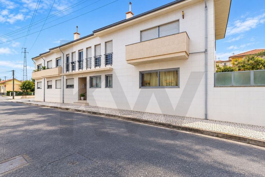 Imagem Fachada de apartamento t3 em Rua Caneiro