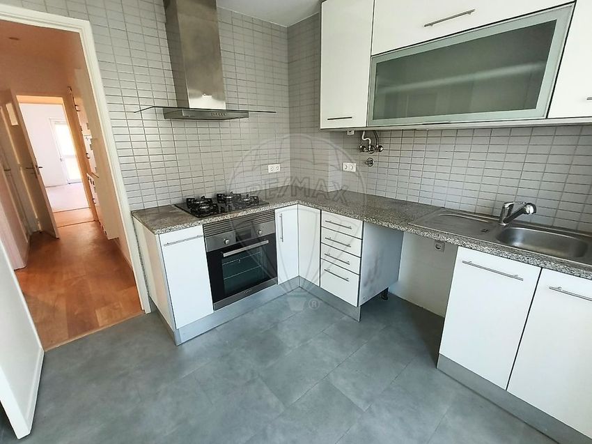 Imagem Cozinha de apartamento t3 em Rua Rainha Dona Luísa de Gusmão
