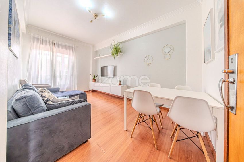 Imagem Sala de estar de apartamento t4 em Rua Carvalho Araújo, 52