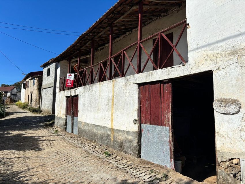 Imagem Fachada de  moradia geminada em Parâmio
