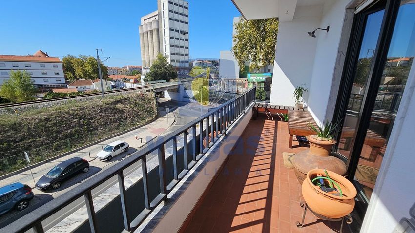 Imagem Varanda de apartamento t4 em Rua de Vitorino Frois
