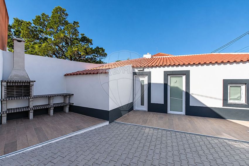 Imagem Fachada de  moradia independente em Abrigada e Cabanas de Torres
