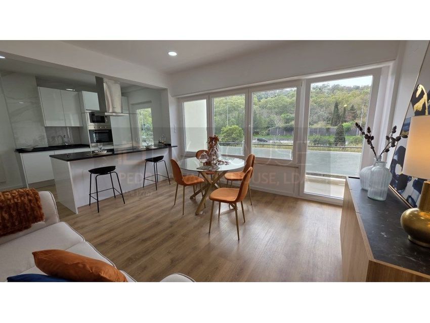 Imagem Sala de estar de apartamento t3 em Rua Carolina Michaelis de Vasconcelos, 22